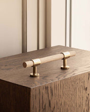 SIGNATURE 20 - pull bar 156 mm - Polished Brass / Oak