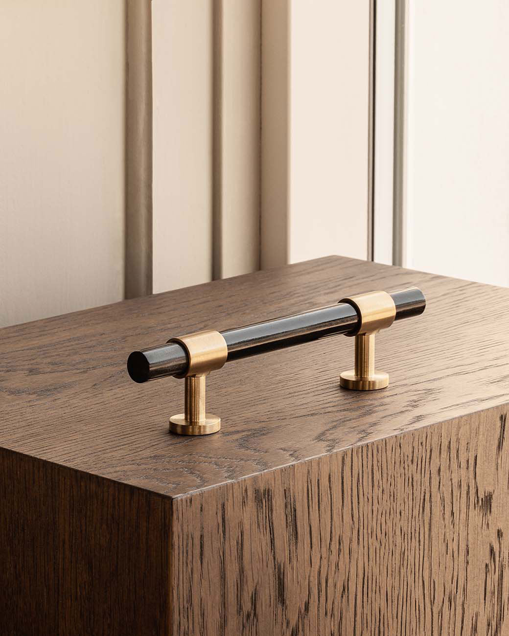 brandtcph-signature20-pull-bar-156mm-satin-brass-black-horn-1tiff.jpg