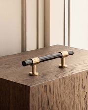 SIGNATURE 20 - pull bar 156 mm - Satin Brass / Black Horn