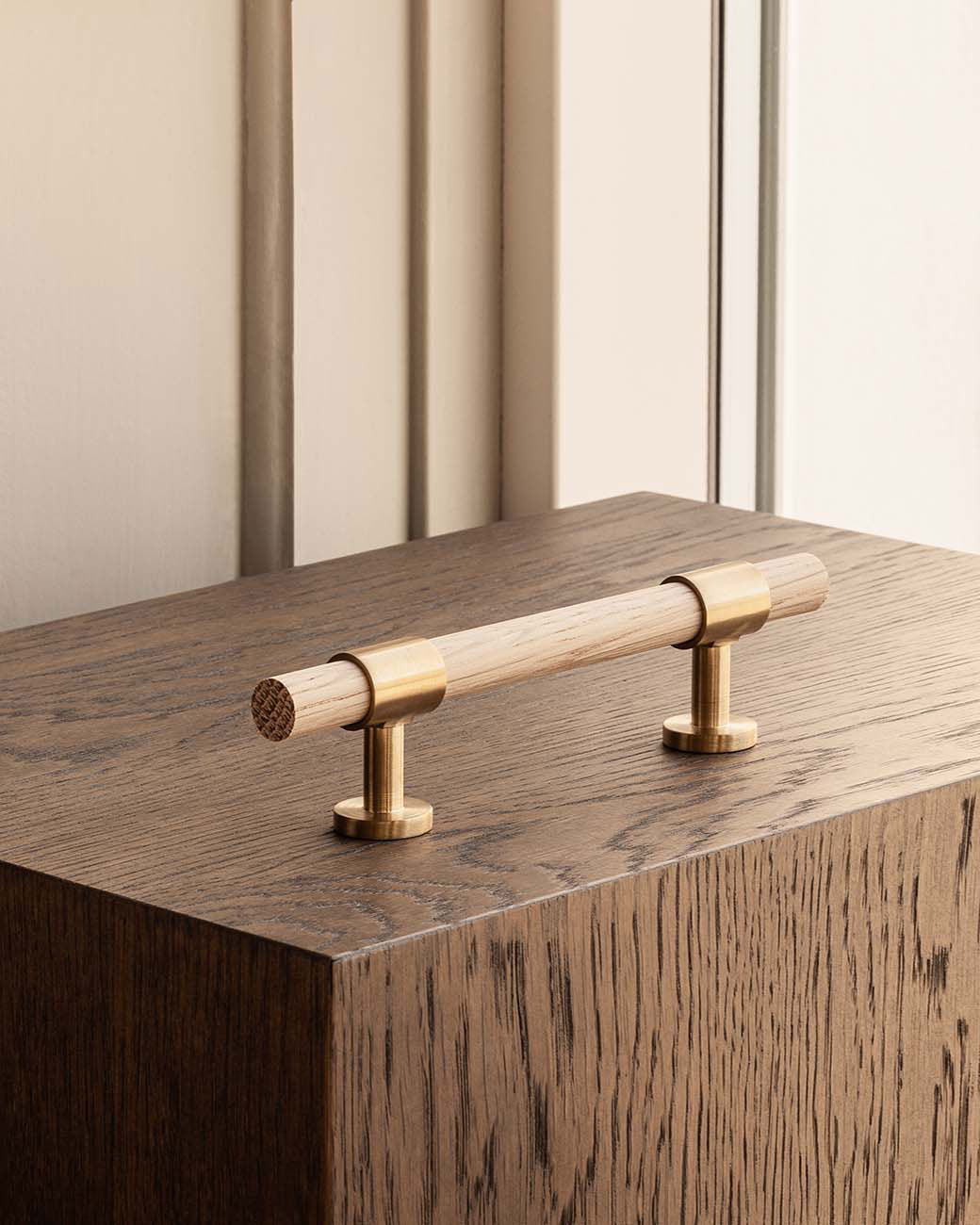 brandtcph-signature20-pull-bar-156mm-satin-brass-oak_1tiff.jpg