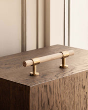 SIGNATURE 20 - pull bar 156 mm - Satin Brass / Oak