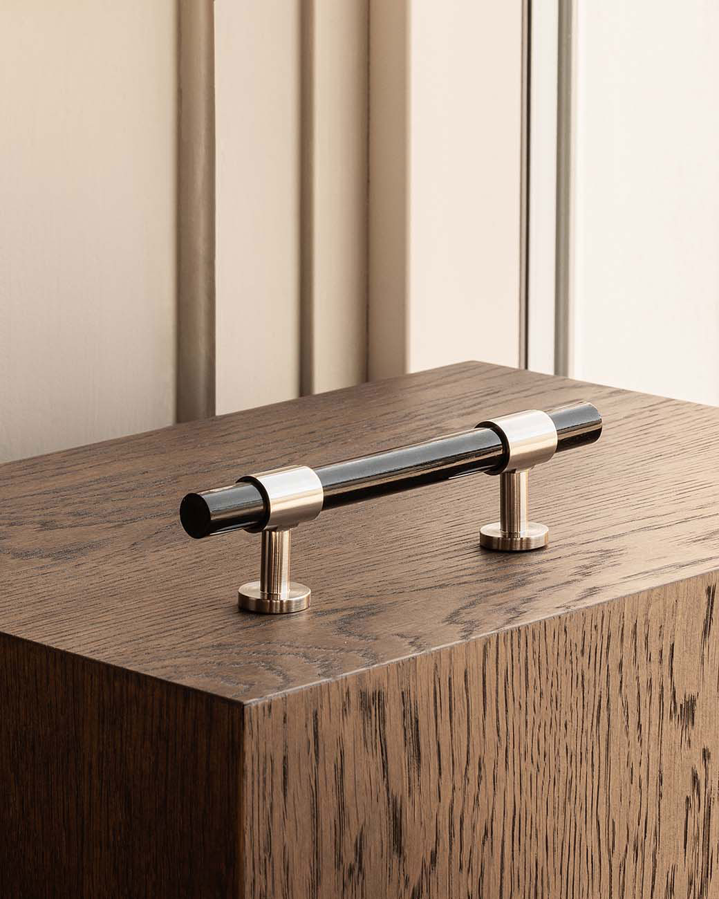 brandtcph-signature20-pull-bar-156mm-satin-nickel-black-horn_1tiff.jpg