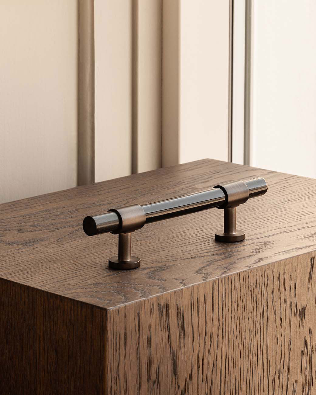brandtcph-signature20-pullbar-156-burnished-brass-black-horn_1tiff.jpg