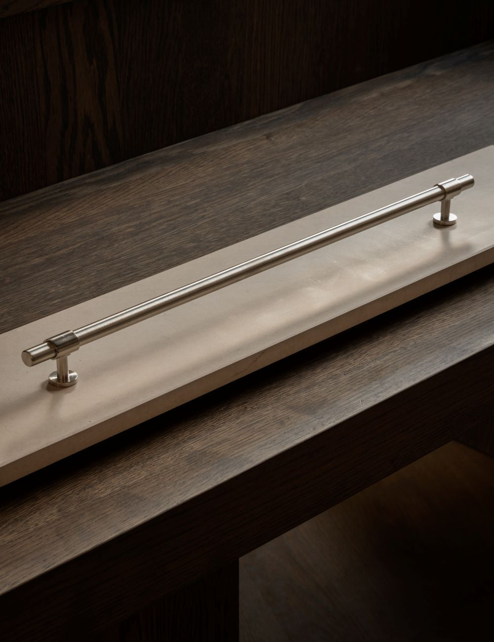 SIGNATURE 20 pull bar 476 mm in Burnished Brass. This closet pull or appliance pull from BRANDT Copenhagen are suitable for bespoke furniture, kitchens, wardrobes, and bathroom cabinetry. Luxury hardware made of solid brass.