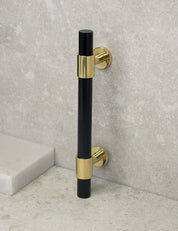 SIGNATURE 20 - pull bar 156 mm - Polished Brass / Black Horn by BRANDT Copenhagen 