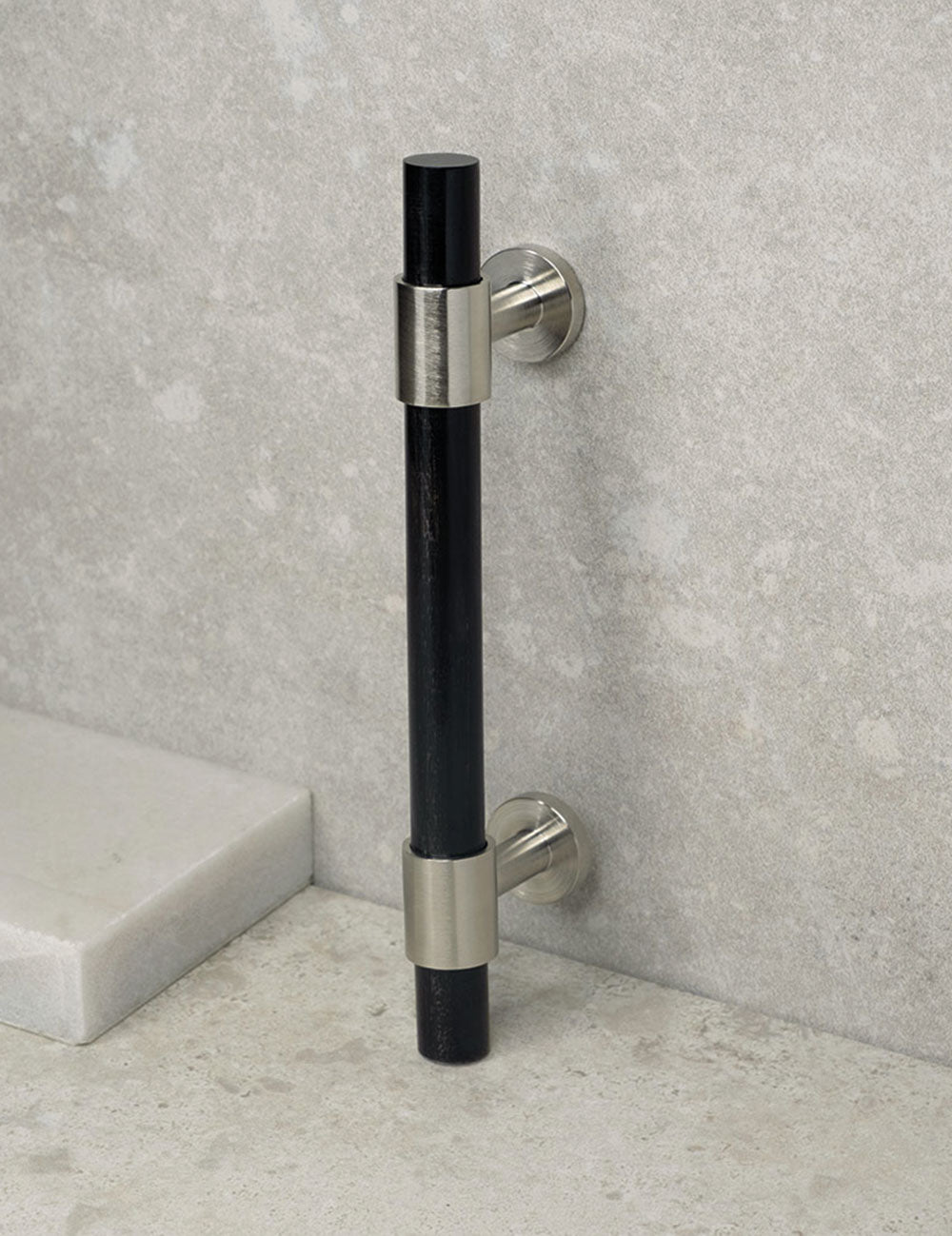 SIGNATURE 20 - pull bar 156 mm - Satin Nickel / Black Horn by BRANDT Copenhagen 