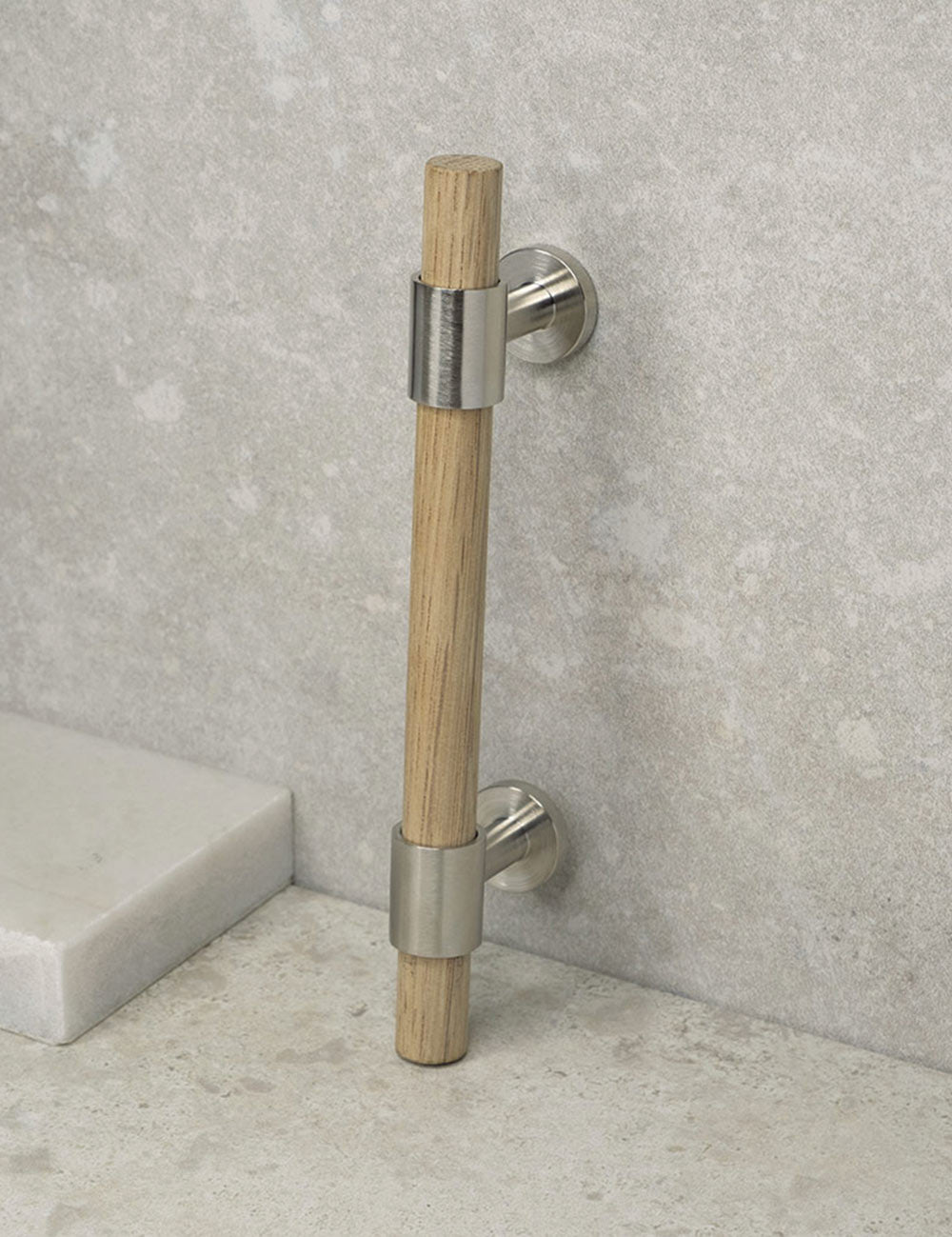 SIGNATURE 20 - pull bar 156 mm - Satin Nickel / Oak by BRANDT Copenhagen 