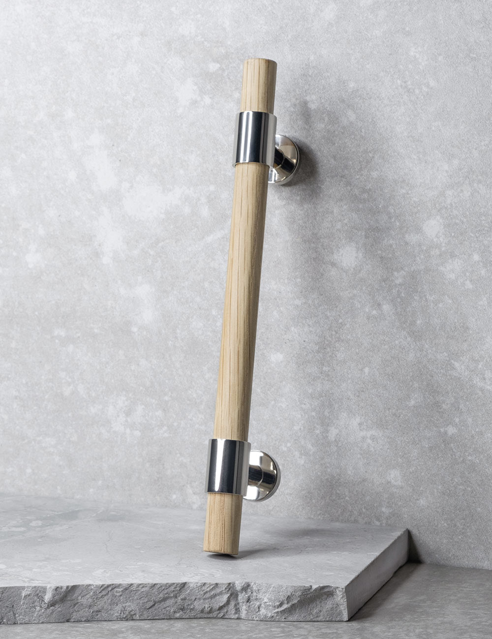 SIGNATURE 20 - pull bar 188 mm - Polished Nickel / Oak by BRANDT Copenhagen 