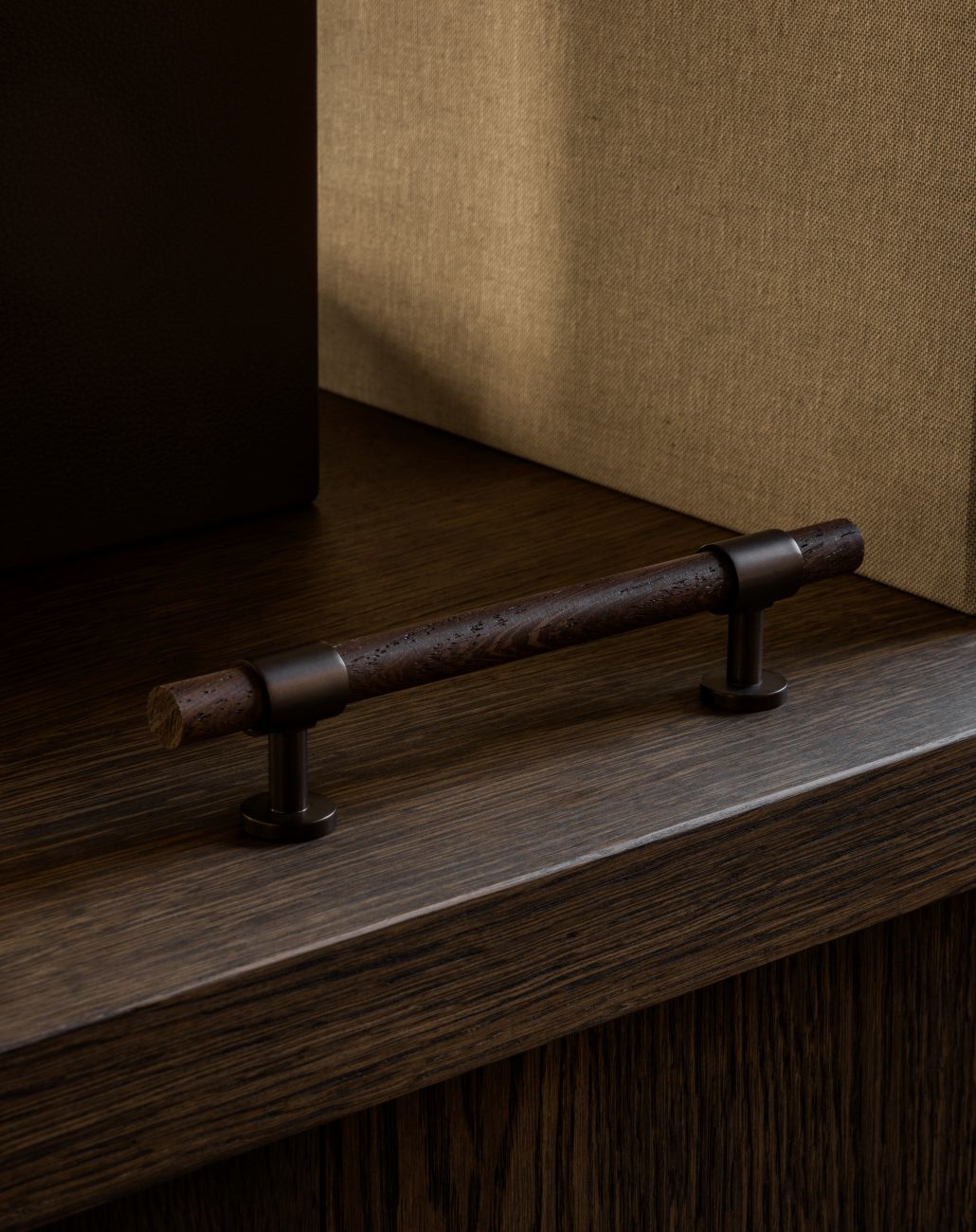 SIGNATURE 20 - pull bar 188 mm - Burnished Brass / Wengé by BRANDT Copenhagen 