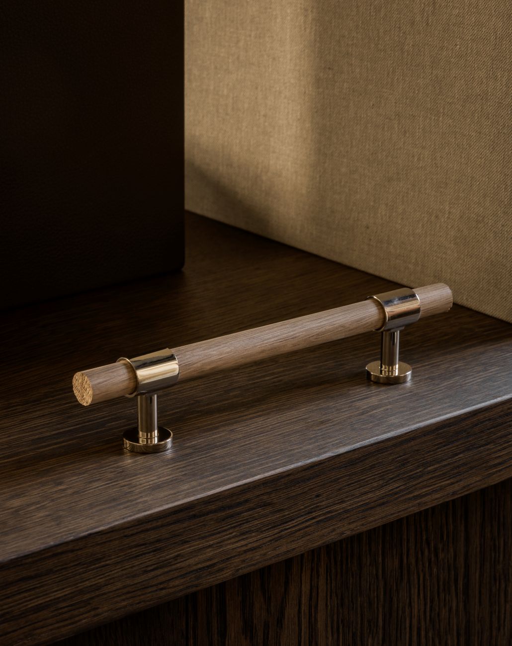 Cabinet handle SIGNATURE 20 - pull bar 188 mm - Polished Nickel / Oak by BRANDT Copenhagen 