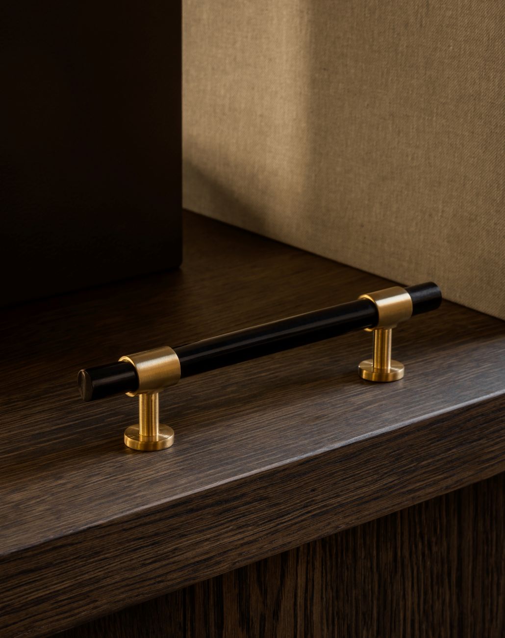 Cabinet handle SIGNATURE 20 - pull bar 188 mm - Satin Brass / Black Horn by BRANDT Copenhagen 