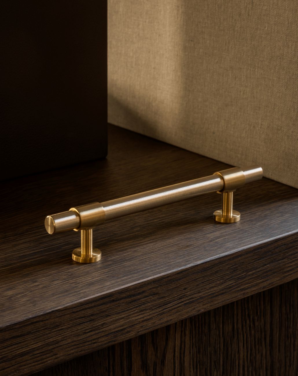 SIGNATURE 20 - pull bar 188 mm - Satin Brass / Oak – BRANDT Copenhagen