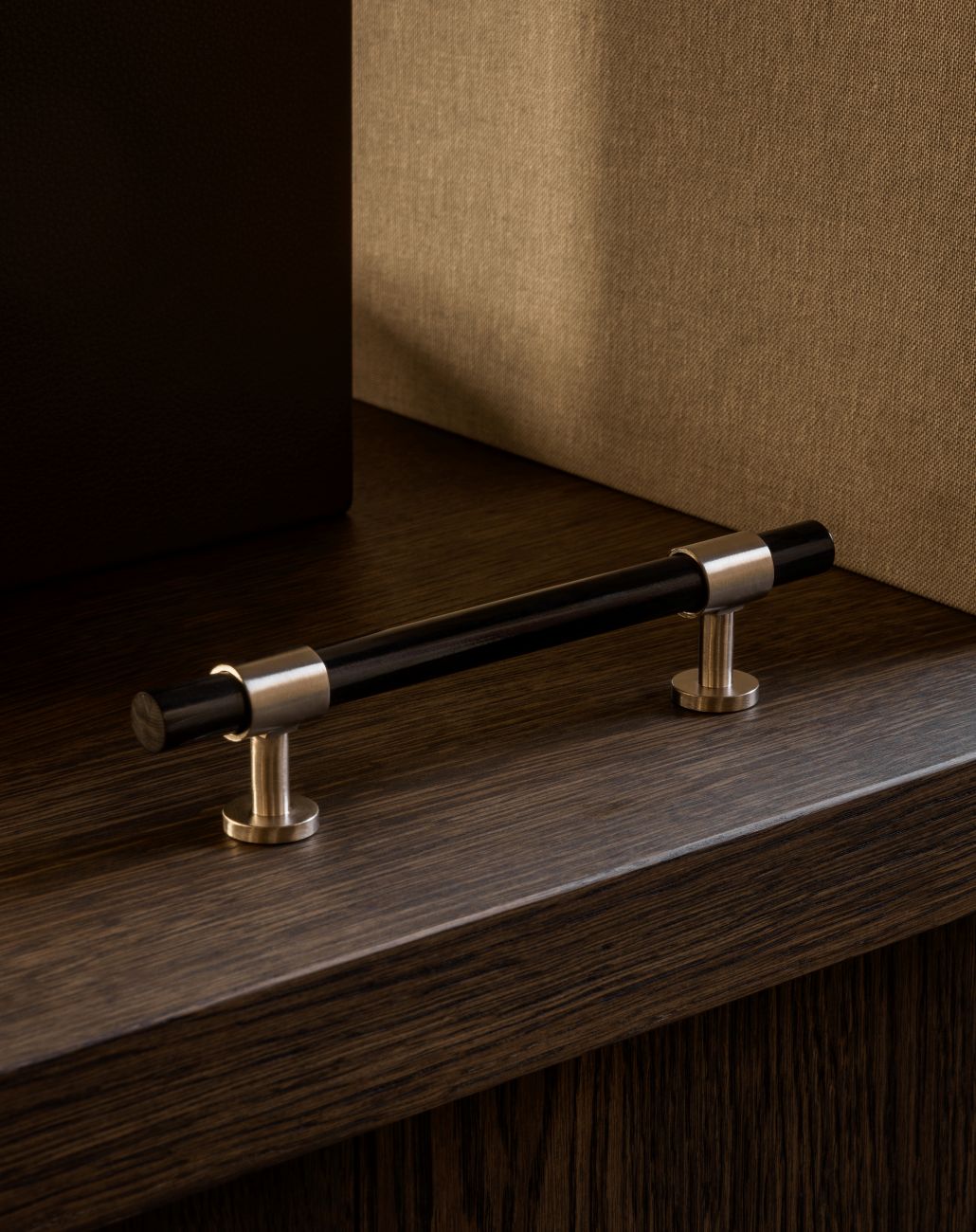 Cabinet handle SIGNATURE 20 - pull bar 188 mm - Satin Nickel / Black Horn by BRANDT Copenhagen 