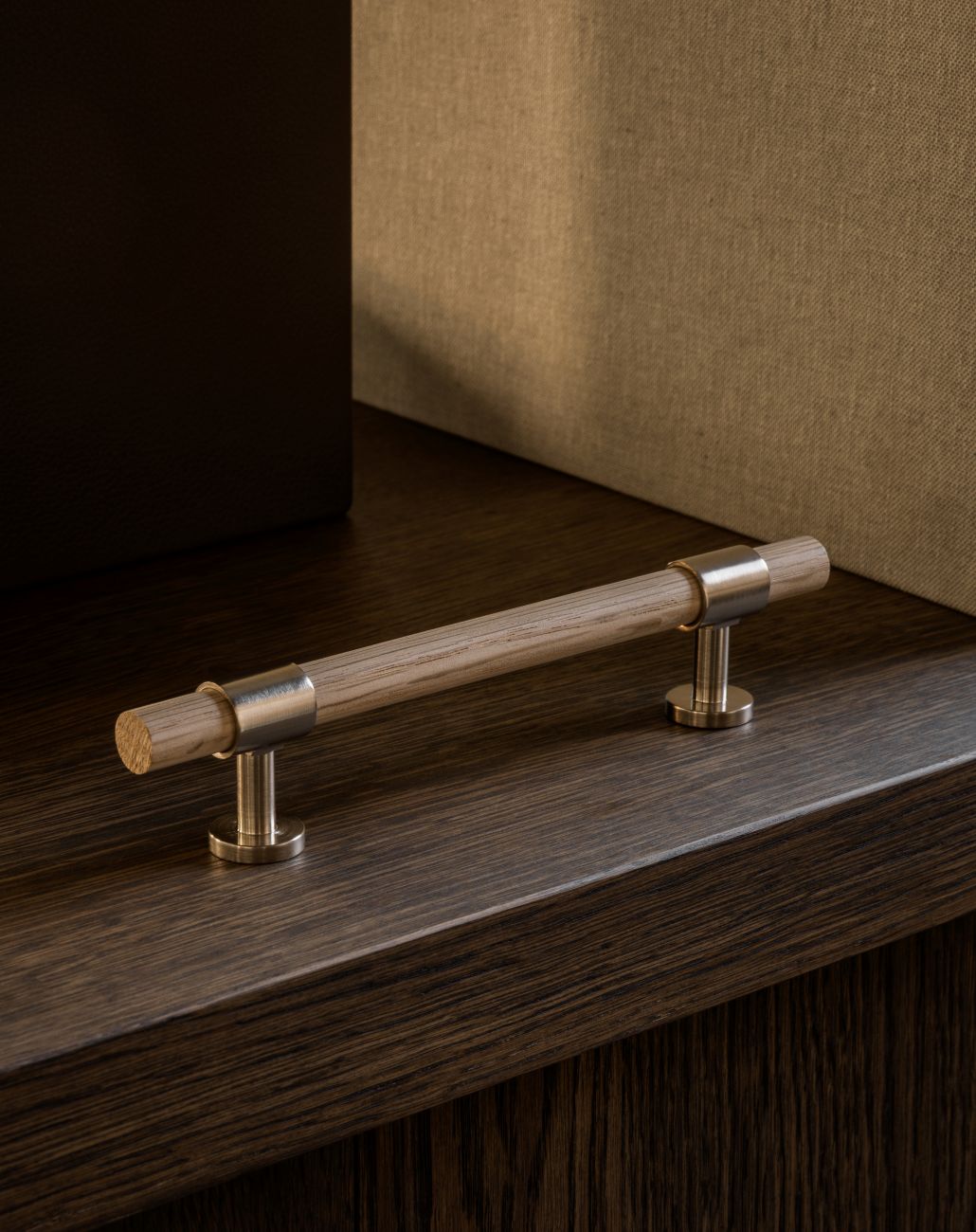Cabinet handle SIGNATURE 20 - pull bar 188 mm - Satin Nickel / Oak by BRANDT Copenhagen 