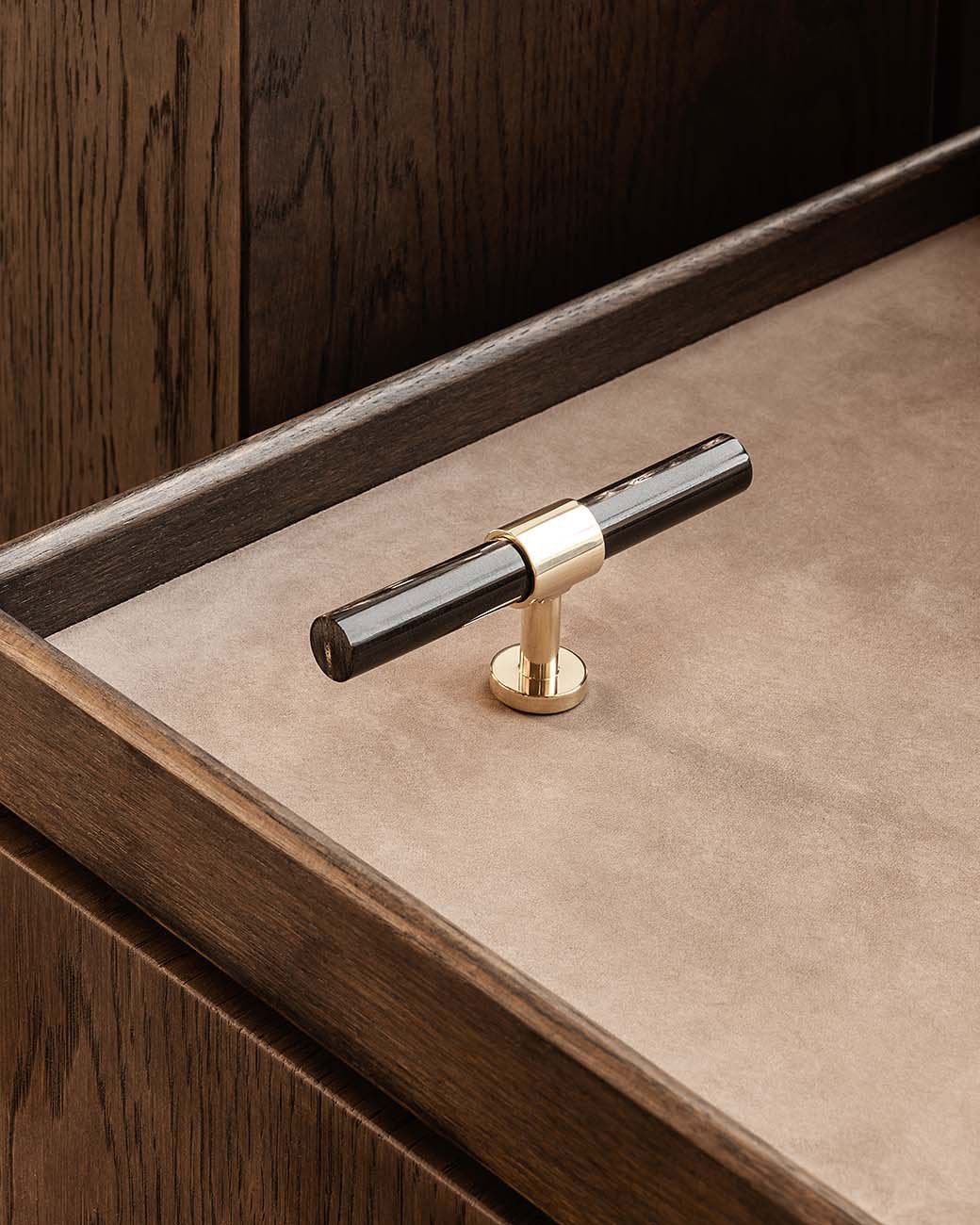 brandtcph-signature20-t-bar-113mm-polished-brass-black-horn_1tiff.jpg