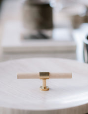 SIGNATURE 20 - T-bar 113 mm - Polished Brass / Oak by BRANDT Copenhagen 