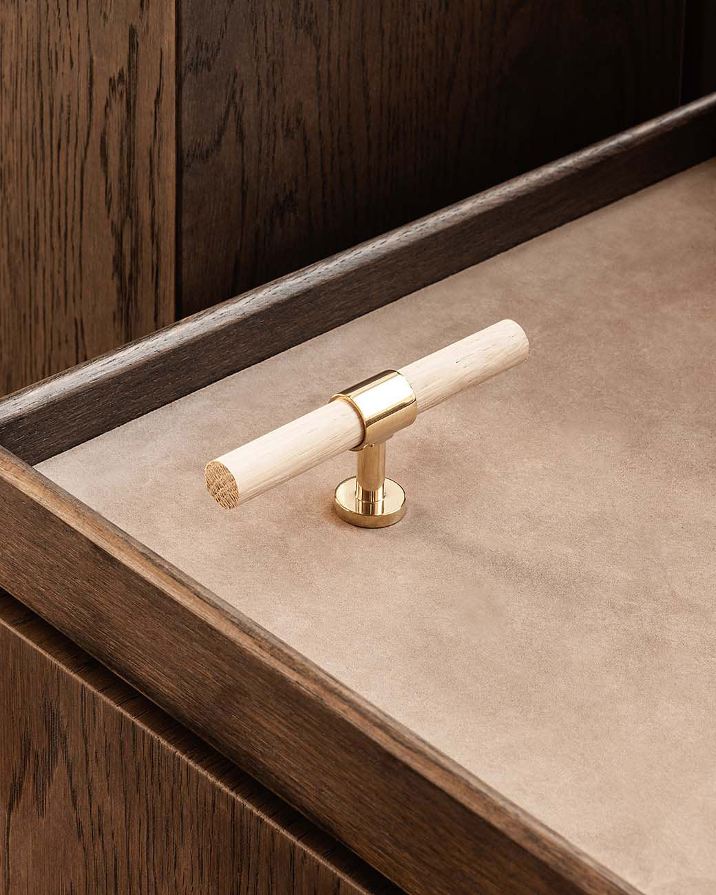 brandtcph-signature20-t-bar-113mm-polished-brass-oak_1tiff.jpg