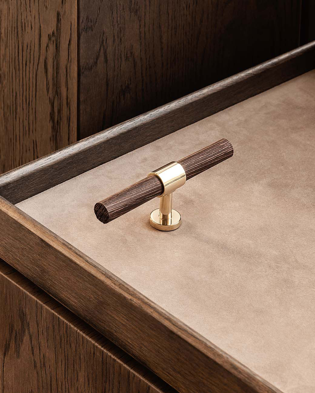 brandtcph-signature20-t-bar-113mm-polished-brass-wenge_1tiff.jpg