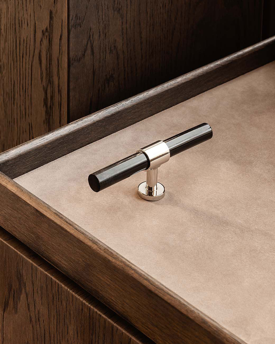 brandtcph-signature20-t-bar-113mm-polished-nickel-black-horn_1tiff.jpg