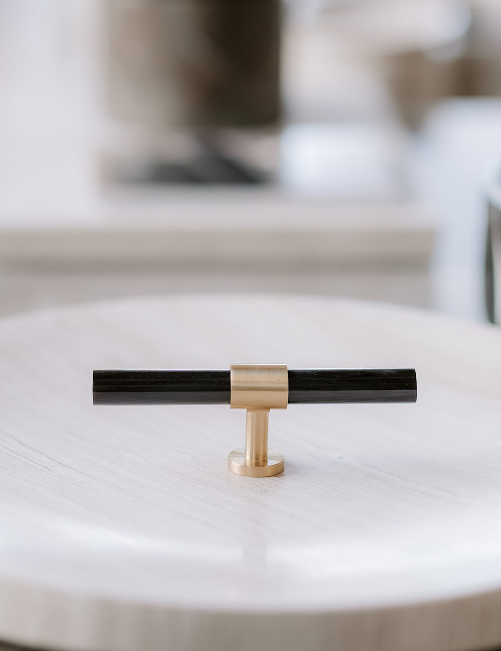 SIGNATURE 20 - T-bar 113 mm - Satin Brass / Black Horn by BRANDT Copenhagen 