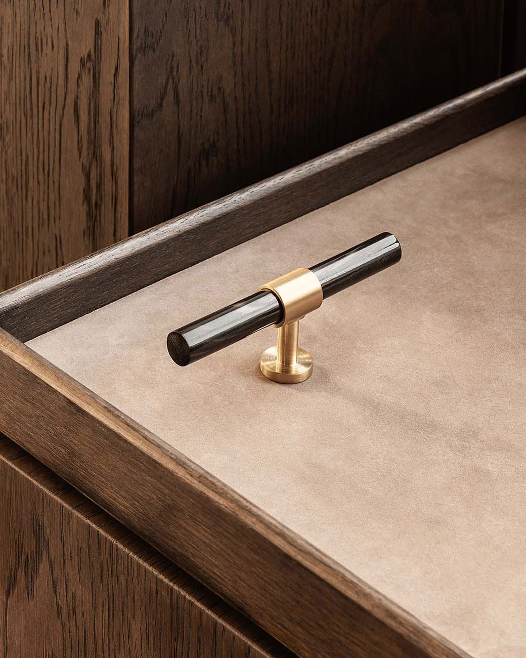 brandtcph-signature20-t-bar-113mm-satin-brass-black-horn_1tiff.jpg