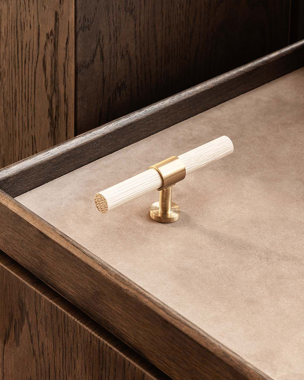 brandtcph-signature20-t-bar-113mm-satin-brass-oak_1tiff.jpg