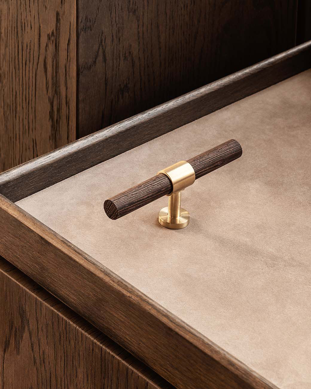 brandtcph-signature20-t-bar-113mm-satin-brass-wenge_1tiff.jpg