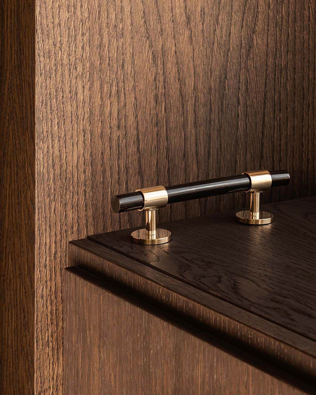 brandtcph-signature30-pull-bar-156-polished-brass-black-horn_1tiff.jpg