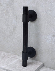 SIGNATURE 30 - pull bar handle 156 mm - Nearly Black / Black Horn by BRANDT Copenhagen