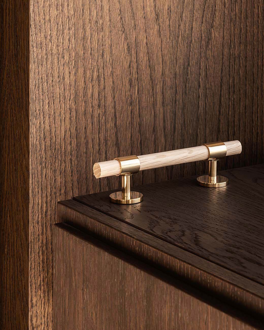 brandtcph-signature30-pull-bar-156mm-polished-brass-oak_1tiff.jpg