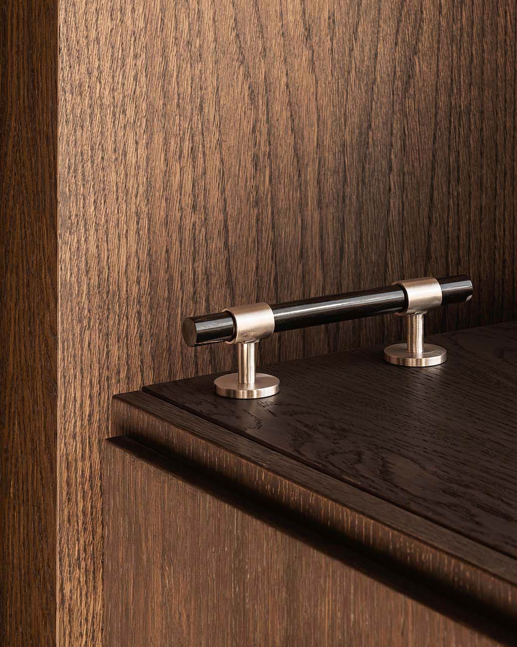 brandtcph-signature30-pull-bar-156mm-satin-nickel-black-horn_1tiff.jpg