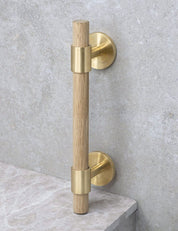 SIGNATURE 30 - pull bar handle 156 mm - Satin Brass / Oak by BRANDT Copenhagen