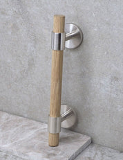 SIGNATURE 30 - pull bar handle 156 mm - Satin Nickel / Oak by BRANDT Copenhagen 