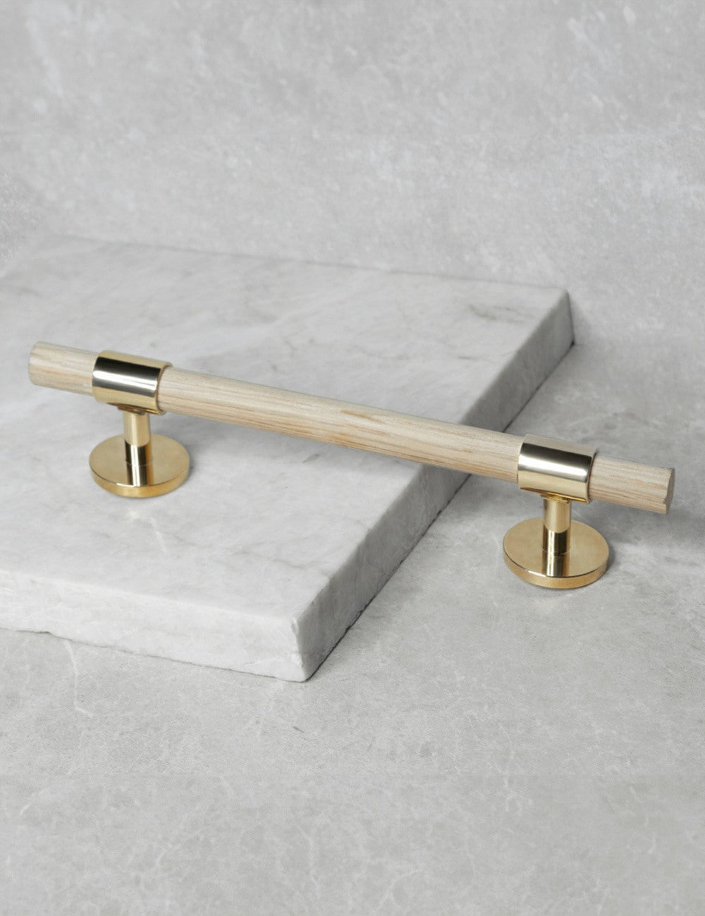 brandtcph-signature30-pull-bar-188mm-polished-brass-oak-web_1.jpg