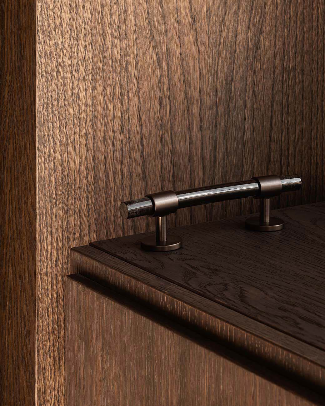 SIGNATURE 30 - pull bar 156 mm - Burnished Brass / Black Horn