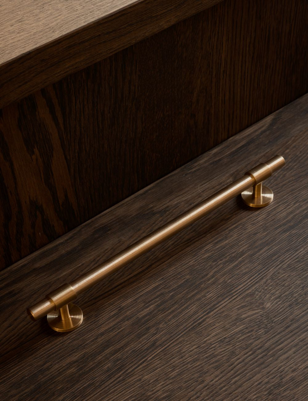 SIGNATURE 30 pull bar handle 476 mm in Burnished Brass. This closet pull or appliance pull from BRANDT Copenhagen are suitable for bespoke furniture, kitchens, wardrobes, and bathroom cabinetry. Luxury hardware made of solid brass.