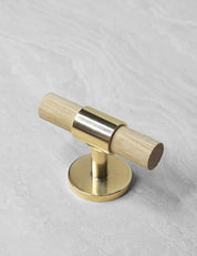SIGNATURE 30 - T-bar handle 60 mm - Polished Brass / Oak by BRANDT Copenhagen