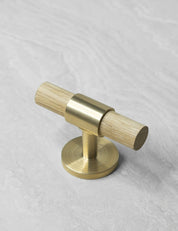 SIGNATURE 30 - T-bar handle 60 mm - Satin Brass / Oak by BRANDT Copenhagen