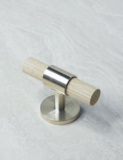 SIGNATURE 30 - T-bar handle 60 mm - Satin Nickel / Oak by Brandt Copenhagen 