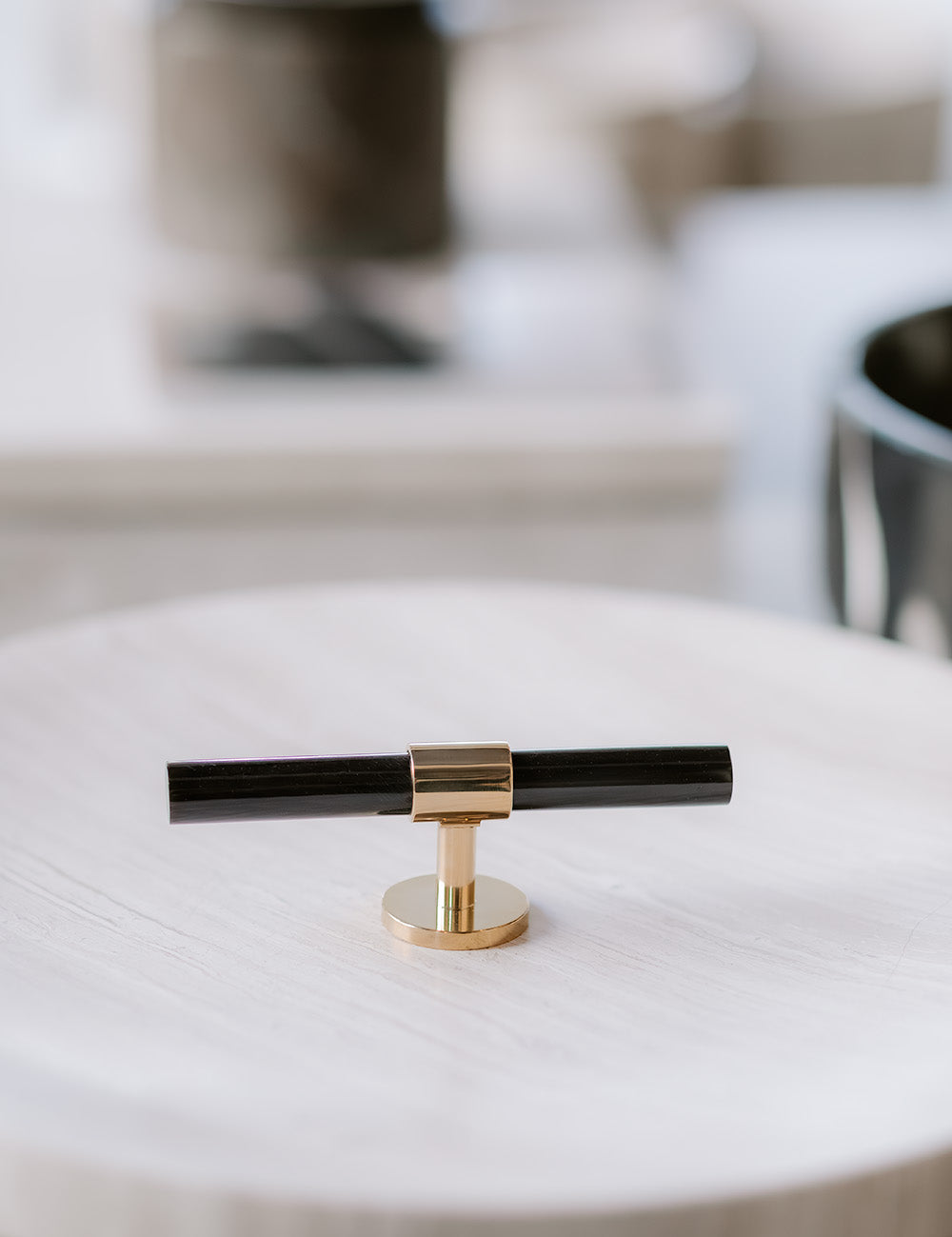 SIGNATURE 30 - T-bar 113 mm - Polished Brass / Black Horn by BRANDT Copenhagen 