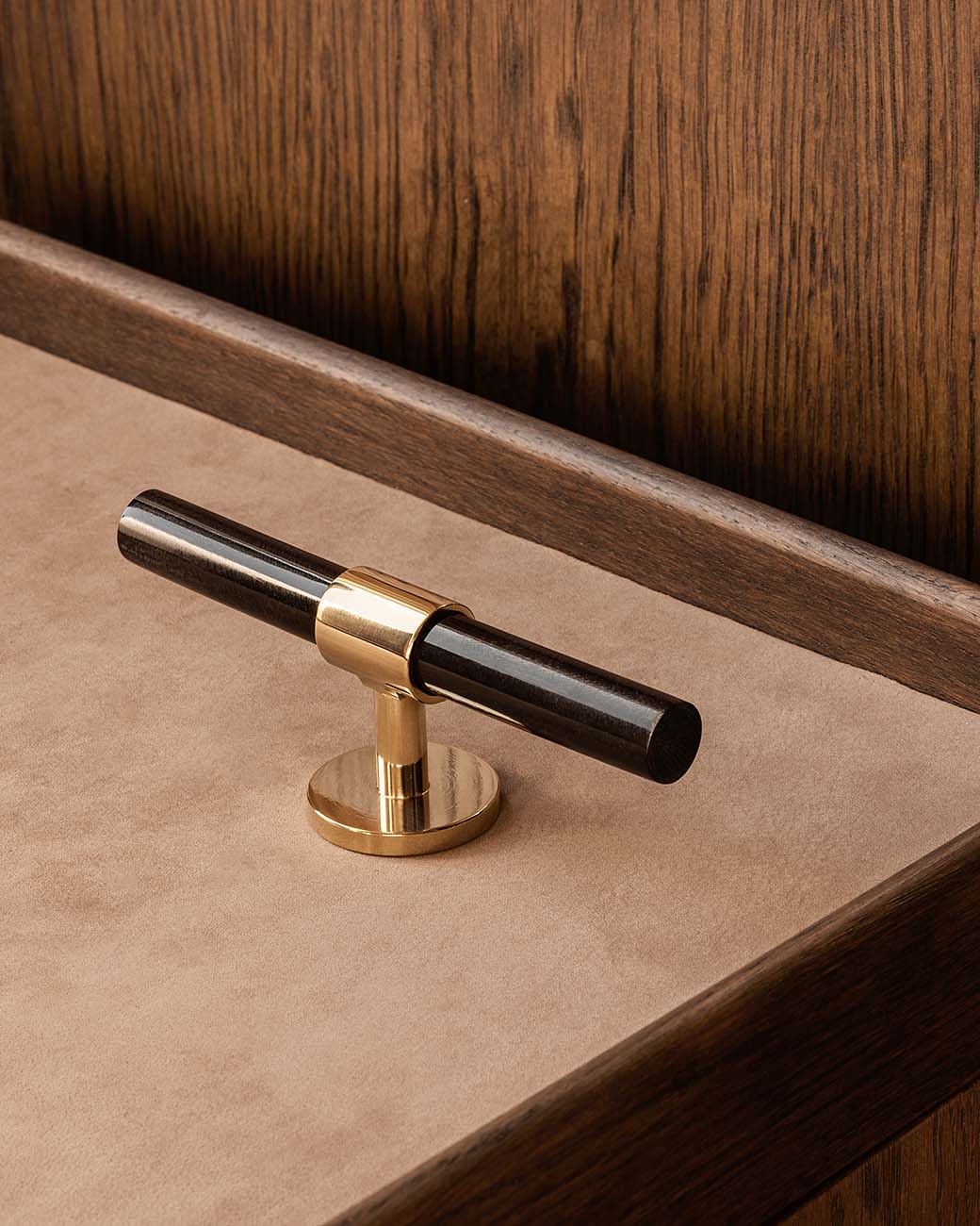 brandtcph-signature30-t-bar-113mm-polished-brass-black-horn_1tiff.jpg