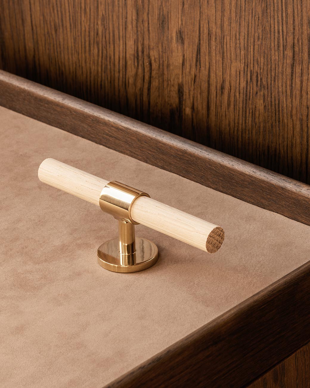 brandtcph-signature30-t-bar-113mm-polished-brass-oak_1tiff.jpg