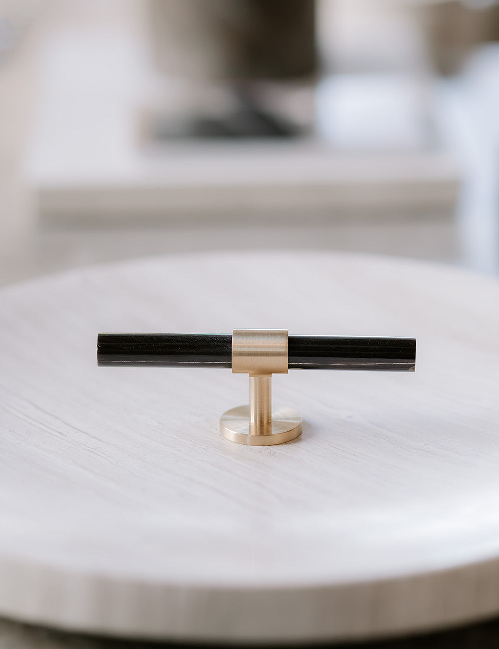 SIGNATURE 30 - T-bar 113 mm - Satin Brass / Black Horn by BRANDT Copenhagen 