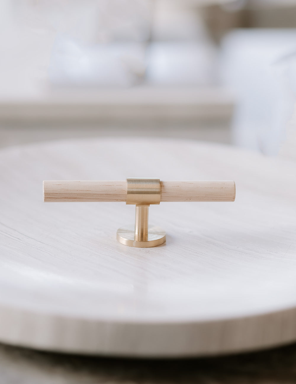 SIGNATURE 30 - T-bar 113 mm - Satin Brass / Oak by BRANDT Copenhagen 