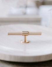 SIGNATURE 30 - T-bar 113 mm - Satin Brass / Oak by BRANDT Copenhagen 