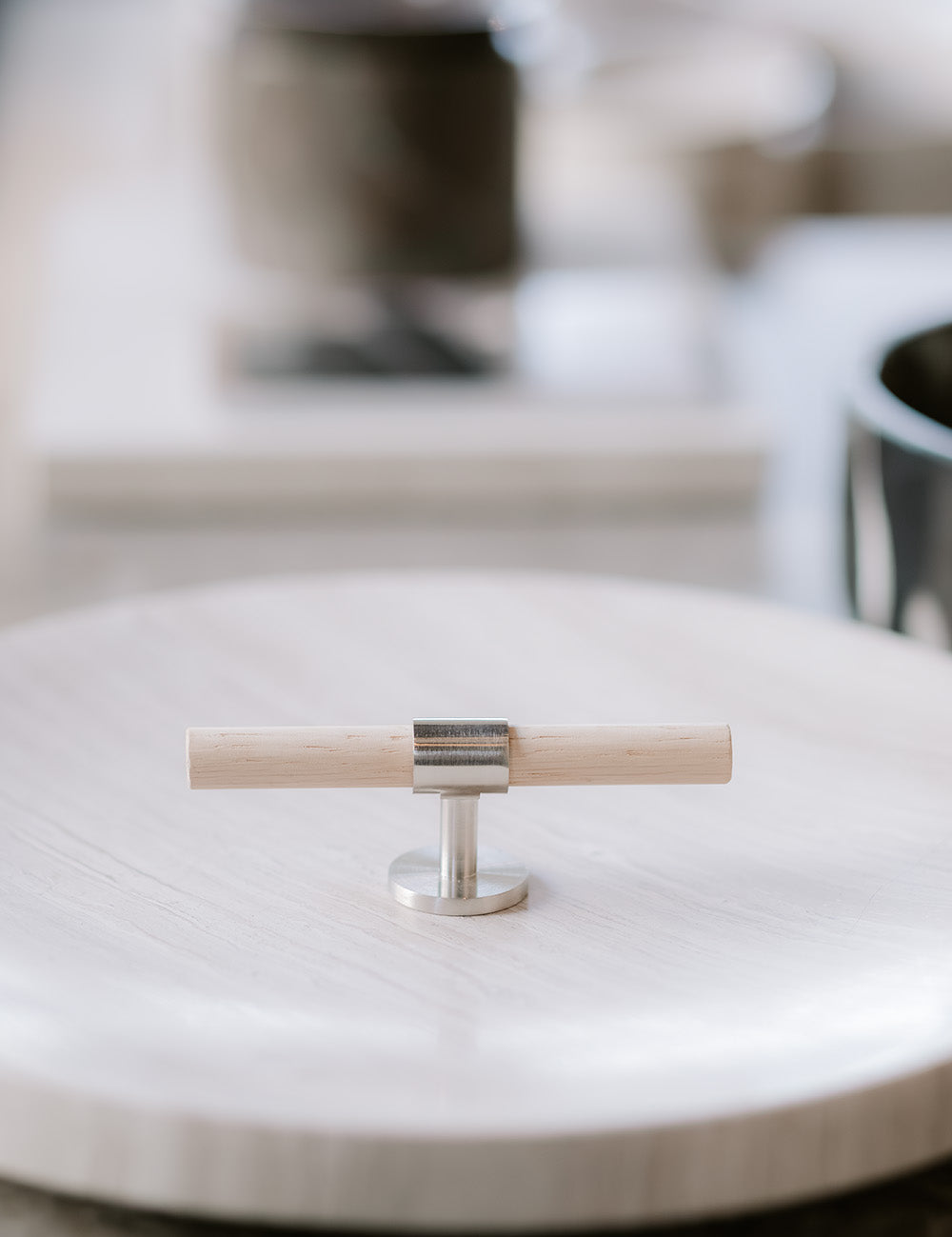 SIGNATURE 30 - T-bar handle 113 mm - Satin Nickel / Oak by BRANDT Copenhagen 