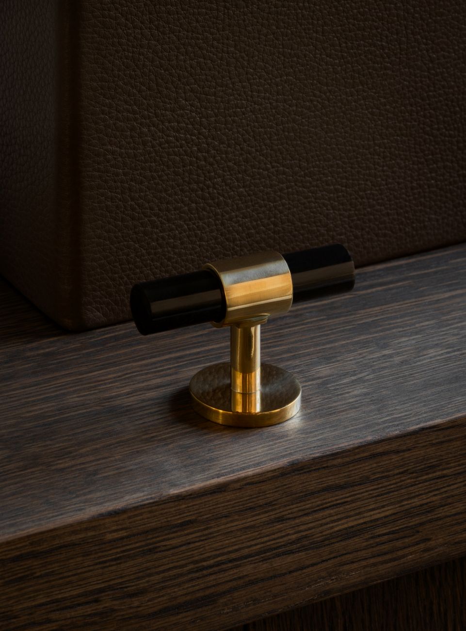 Cabinet handle SIGNATURE 30 - T-bar handle 60 mm - Polished Brass / Black Horn by BRANDT Copenhagen 
