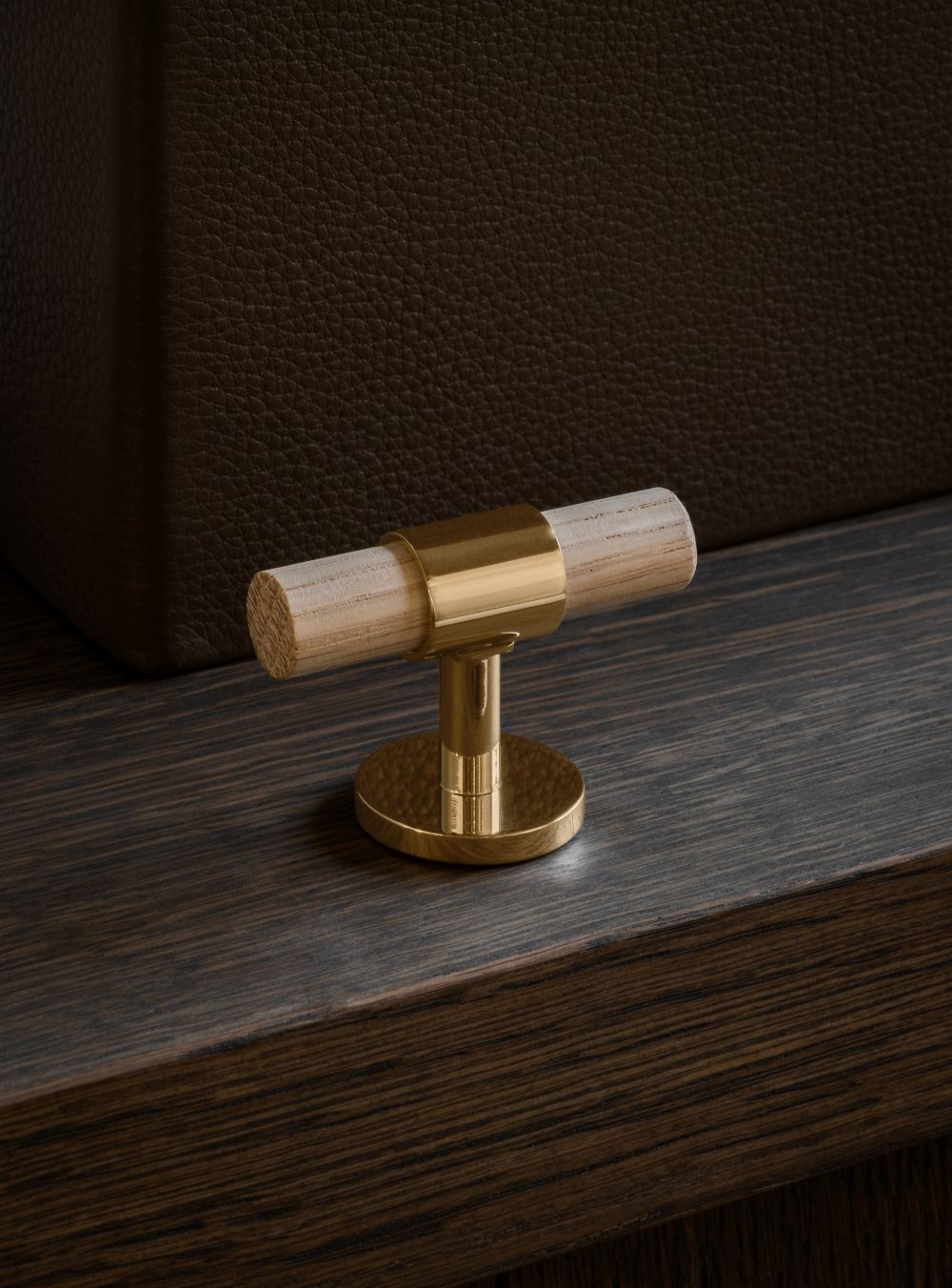 SIGNATURE 30 - T-bar handle 60 mm - Polished Brass / Oak by BRANDT Copenhagen