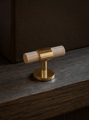 SIGNATURE 30 - T-bar handle 60 mm - Polished Brass / Oak by BRANDT Copenhagen