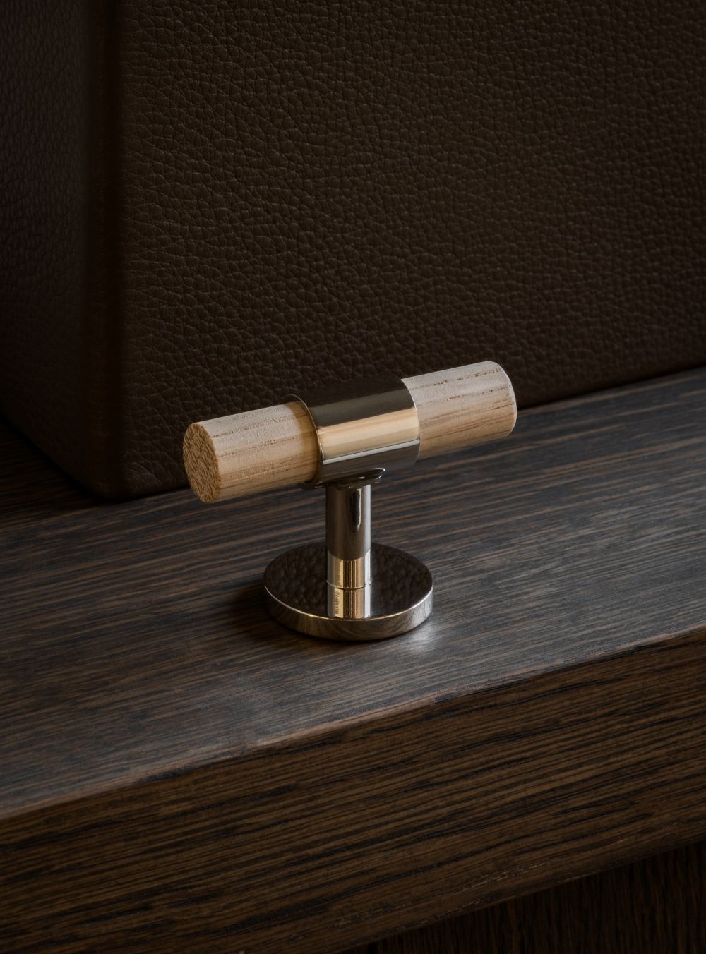 Cabinet handle SIGNATURE 30 - T-bar handle 60 mm - Polished Nickel / Oak by BRANDT Copenhagen